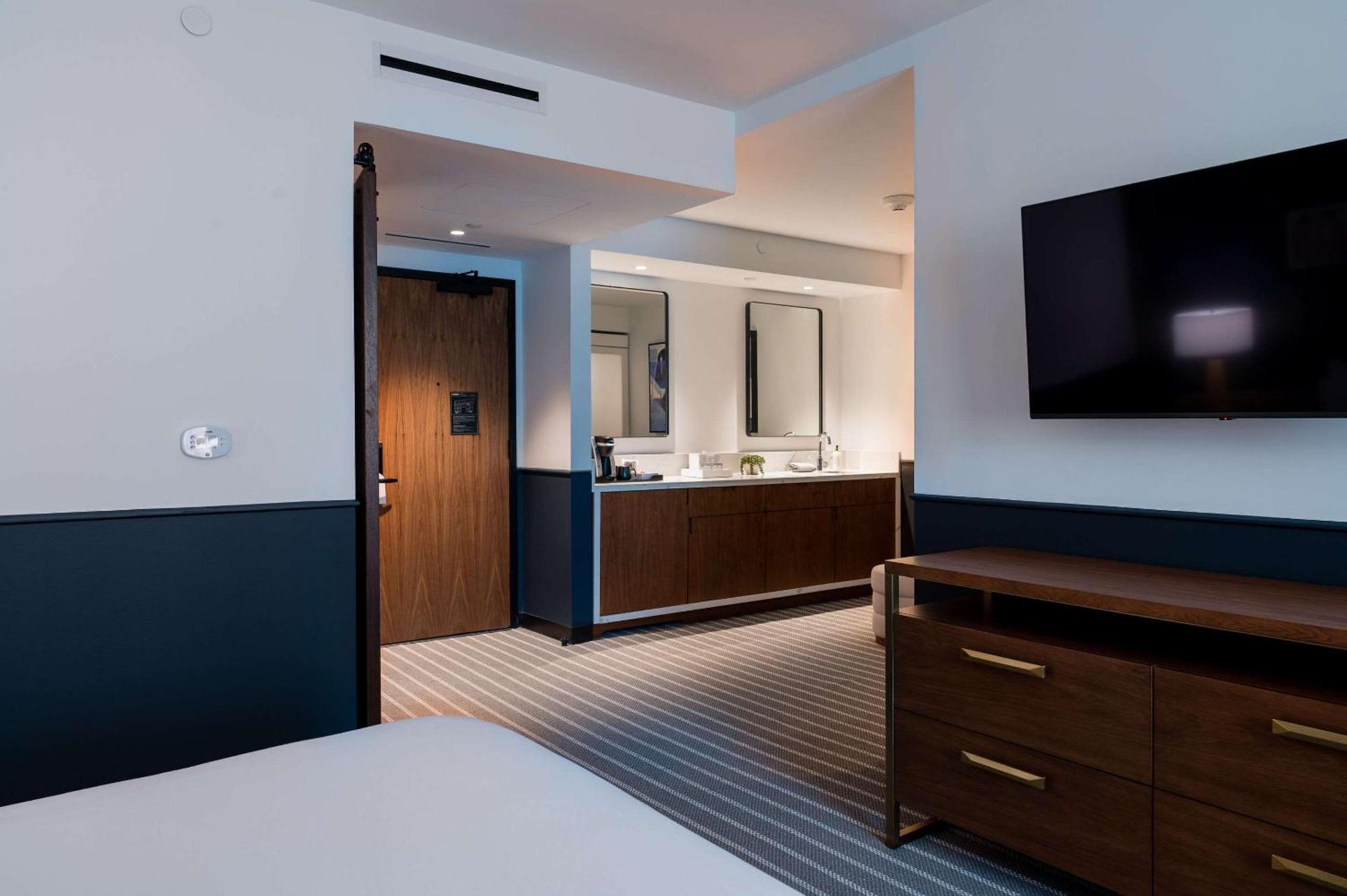 Cambria Hotel Boston Somerville Exterior photo